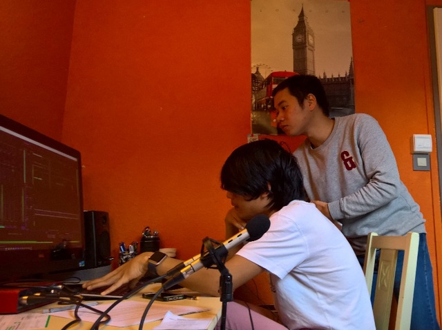 Kênh phát thanh online "made by" du học sinh Việt tại Toulouse - 3
Công việc chỉnh sửa và ghép nhạc cũng đòi hỏi rất nhiều thời gian. Trong ảnh: Anh Hưng Thủy - phó chủ tịch AEVTL (áo xám) đang cùng với anh Tùng Nam (áo trắng) chỉnh sửa kĩ thuật.
