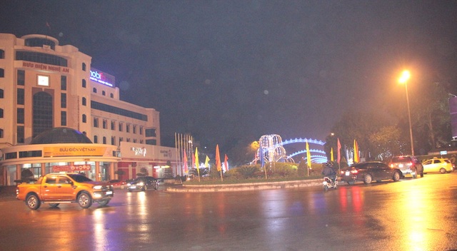 Triệu người cùng đếm ngược hân hoan chào năm 2017 - 46 Mới hơn 23h đêm 31/12/2016, nhưng trên con phố trung tâm TP Vinh - đường Nguyễn Thị Minh Khai đã vắng bóng người đi ra phố. (Ảnh: Nguyễn Duy)