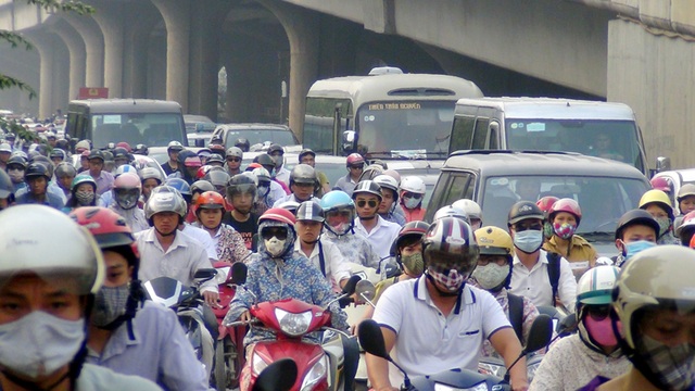 Khai giảng trùng ngày đầu đi làm sau nghỉ lễ, đường phố ùn tắc nghiêm trọng - 4 Càng đến gần ngã tư Nguyễn Xiển - Khuất Duy Tiến - Nguyễn Trãi, giao thông càng ùn tắc nghiêm trọng.