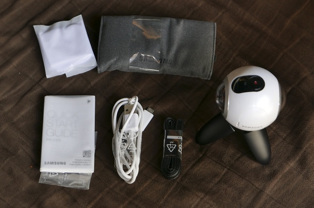 Hình ảnh đập hộp và trên tay Gear 360 chính hãng - 4 Phụ kiện phía trong hộp có túi đựng bằng nỉ, khăn lau ống kính, dây micro usb, dây đeo máy, sách hướng dẫn nhanh.