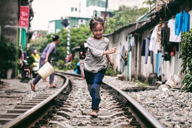 Những "mảnh" tuổi thơ trên phố đường tàu Lê Duẩn - 5 Đó là nơi các em thỏa sức chạy nhảy vui đùa. (Ảnh: Thanh Dung/Vietnam+)
