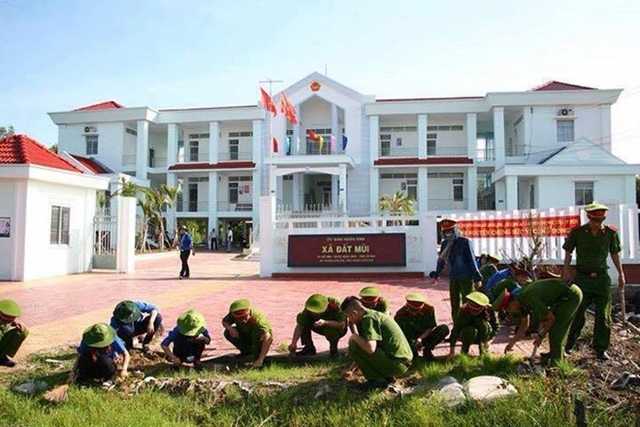 Nữ sinh viên Cảnh sát học giỏi, nhiệt huyết với công tác Đoàn - 5
Hồng Bích và các bạn cùng lớp trong chuyến tình nguyện tại Cà Mau.