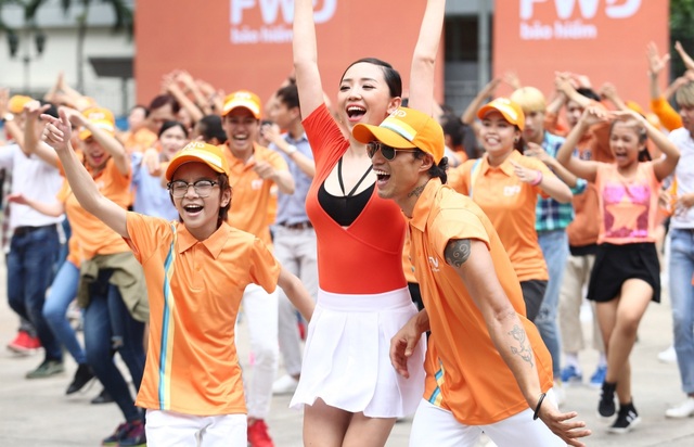 Cổ vũ tinh thần “Sống đầy” - Tóc Tiên đồng diễn sôi động cùng 300 người - 4
Lần đầu tiên, 3 cá tính âm nhạc tuy khác nhau nhưng vô cùng đồng điệu đã cùng hòa giọng, mang lại những trải nghiệm âm nhạc ấn tượng