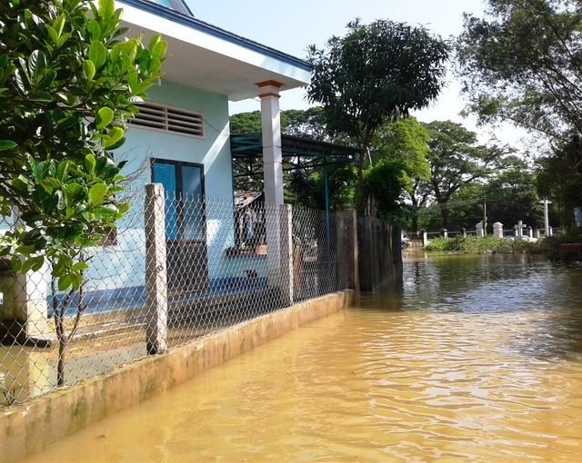 Mưa lớn cộng thủy điện xả lũ, nhiều nơi ngập sâu - 8 Nhiều nhà dân ở xã Nhơn Hòa, huyện Tuy Phước vẫn còn ngập (ảnh chụp sáng 3/12)