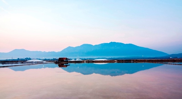 Ngỡ ngàng với vẻ đẹp của những cánh đồng muối Việt Nam - 2
Cánh đồng muối nhìn từ xa