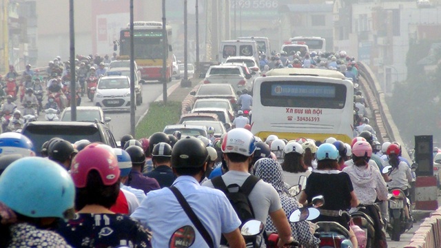 Khai giảng trùng ngày đầu đi làm sau nghỉ lễ, đường phố ùn tắc nghiêm trọng - 5 Dòng người ùn ùn trên đường Nguyễn Trãi hướng vào nội thành