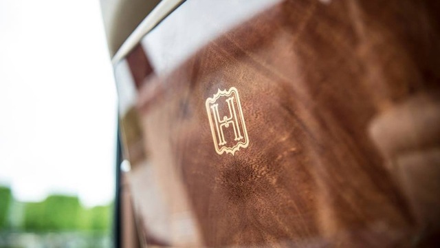 Giải mã đại gia Việt sở hữu Rolls-Royce màu đỏ thứ 3 - 6
Gia huy chữ H được cẩn tay tinh xảo trên nội thất gỗ siêu cao cấp của chiếc Rolls-Royce, thể hiện văn hoá Bespoke của chiếc xe siêu sang.