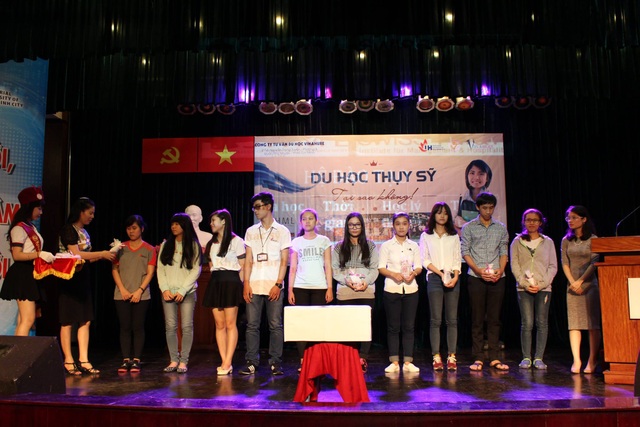 Triển lãm du học công bố quỹ học bổng toàn phần 2017 - 5
Các suất học bổng nóng hổi được trao trực tiếp trong sự kiện