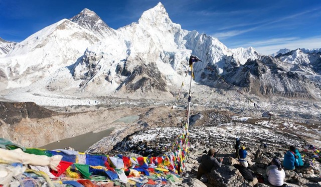 Top 10 quốc gia nhất định phải đến năm 2017 - 5
5. Nepal. Trận động đất xảy ra vào tháng 4/2015 đã khiến gần 2000 người thiệt mạng và phá hủy nhiều công trình văn hóa ở Nepal. Ngành du lịch của nước này cũng bị ảnh hưởng nghiêm trọng. Nhưng điều đó không khiến Nepal rơi vào tuyệt vọng, đất nước này đang từng ngày vực dậy sau thiên tai và đã có những kế hoạch tái thiết đất nước. Theo lời khuyên của Lonely Planet, đến Nepal vào năm 2017, không phải để chiêm ngưỡng cảnh quan thiên nhiên hay khám phá văn hóa, mà là một cách để du khách toàn thế giới chung tay góp sức vực dậy nền kinh tế và du lịch của nước này.