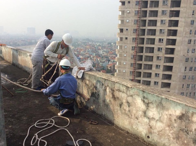 Chung cư tự quản: Dân có tiền tỉ sửa nhà - 5 Đội công nhân chuẩn bị sơn lại mặt ngoài tòa nhà