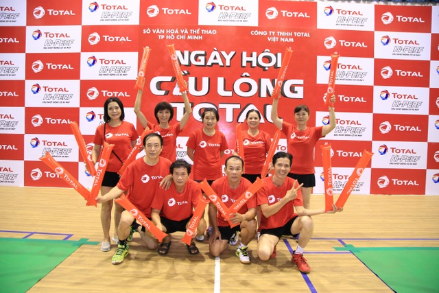 Những con số biết nói trong ngày mở màn ngày hội cầu lông Total 2016 - 7 Vận động viên chụp hình trước khi so vợt