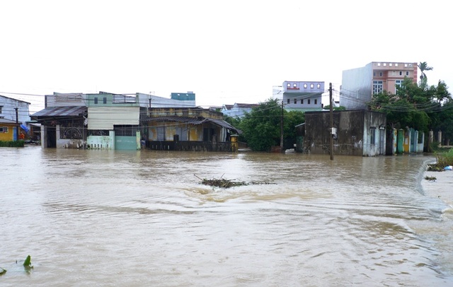 Mưa lớn cộng thủy điện xả lũ, nhiều nơi ngập sâu - 9 Nhiều khu dân cư vẫn bị cô lập