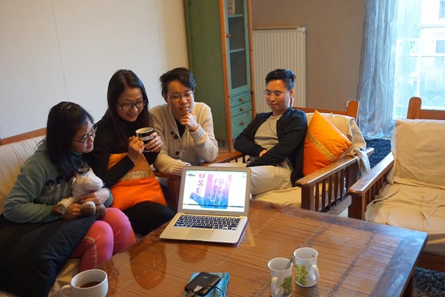 Kênh phát thanh online "made by" du học sinh Việt tại Toulouse - 5 Mọi người cùng quây quần bên nhau để lắng nghe Rose FM