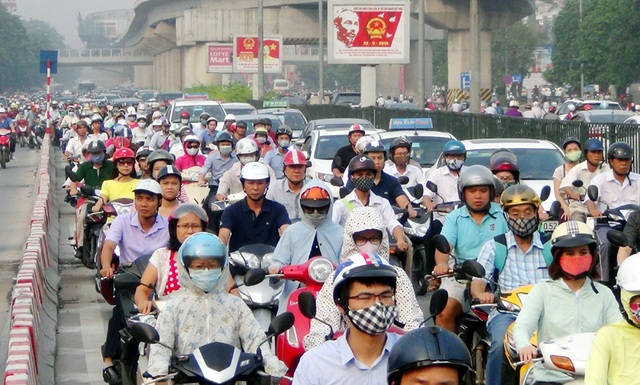 Khai giảng trùng ngày đầu đi làm sau nghỉ lễ, đường phố ùn tắc nghiêm trọng - 6 Người điều khiển phương tiện xếp hàng đợi lên cầu vượt Ngã Tư Sở