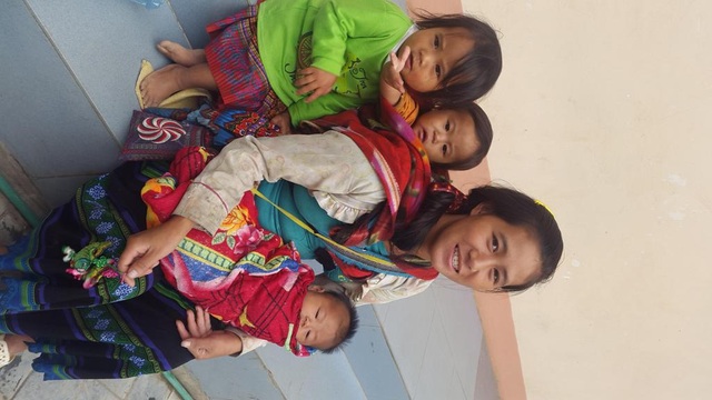 Sa Pa: Chợ tình thành “chợ trời” - 7 Người mẹ trẻ ẵm 3 con nhỏ đi bán hàng rong. Những món hàng rao bán trên tay, lãi không đủ mua bắp ngô.