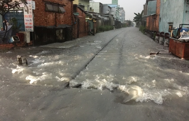 Mưa lớn kết hợp triều cường, nước dâng cuồn cuộn trên đường phố Sài Gòn - 9 Tuyến đường sắt Bắc Nam ra vào TPHCM bị tê liệt vì ngập nước.