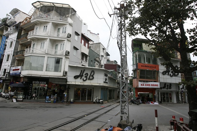 Hoài niệm Hà Nội xưa cũ qua những cột điện sắt trăm tuổi - 7 Cột điện trên phố Nguyễn Thái Học nơi có đường sắt chạy qua.