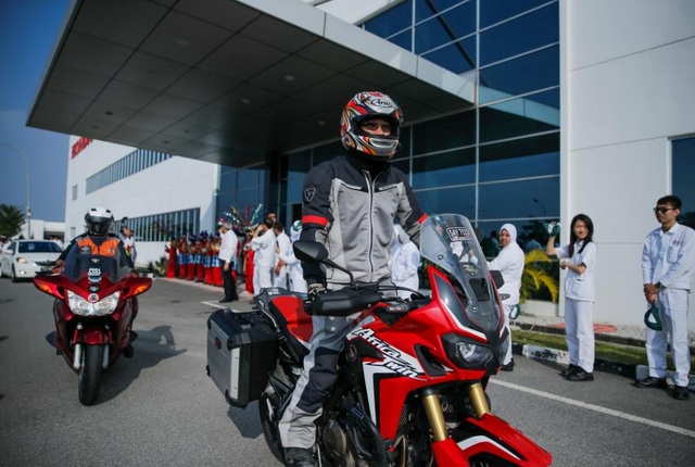 Hàng trăm xe PKL hội tụ tại trường đua Sepang trong Hành trình Honda Châu Á - 5 Các nhân viên Honda Malaysia nhiệt liệt chào đón đoàn tham gia hành trình Honda Asian Journey 2016