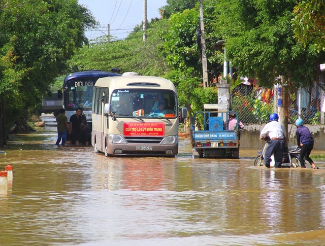 Mưa lớn cộng thủy điện xả lũ, nhiều nơi ngập sâu - 11 Đường 636 B đoạn qua xã Phước Quang, huyện Tuy Phước vẫn bị còn ngập, một xe công nhân bị chết máy giữa đường
