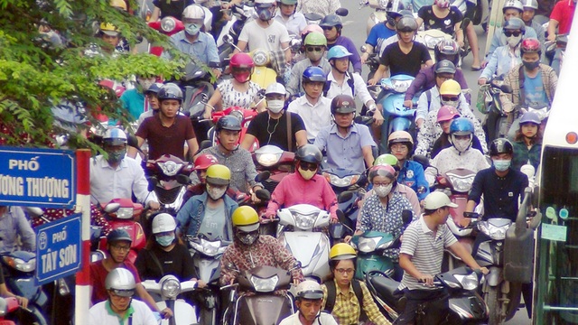 Khai giảng trùng ngày đầu đi làm sau nghỉ lễ, đường phố ùn tắc nghiêm trọng - 8 Người điều khiển xe máy chen nhau tìm lối thoát thân