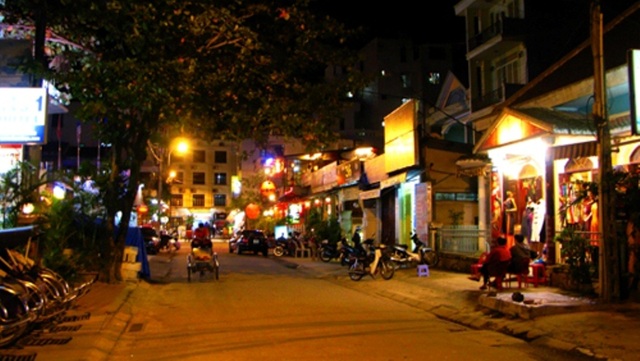 Những khu phố Tây nổi tiếng ở Việt Nam - 8 Có lẽ trước khung cảnh yên tĩnh, du khách chỉ đến tận hưởng, ngắm nhìn phố xá về đêm chứ không vui đùa náo nhiệt như nơi khác.