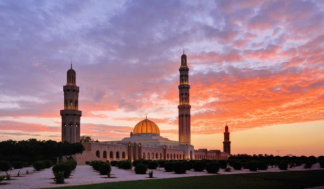 Top 10 quốc gia nhất định phải đến năm 2017 - 8
8. Oman. Oman là một quốc gia ở Trung Đông. Tuy không có một cuộc sống hào nhoáng xa hoa như Ả rập Xê út, nhưng Oman vẫn thu hút du khách bởi khung cảnh bình yên, khí hậu dễ chịu và những làng chài nhỏ xinh xắn.