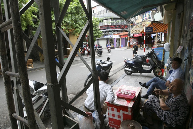 Hoài niệm Hà Nội xưa cũ qua những cột điện sắt trăm tuổi - 9 Những người già sống ở quanh đây cho biết nó có tuổi cùng với thời cầu Long Biên, và gọi cột đèn là một di tích. Các cột đèn còn tồn tại đến nay đều đã được gia cố lại phần sắt chân đế bằng mối hàn, ốc vít. Nguyên bản, cột đèn xưa thường dùng đinh tán suốt dọc thân cột.