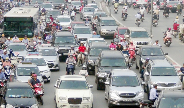 Khai giảng trùng ngày đầu đi làm sau nghỉ lễ, đường phố ùn tắc nghiêm trọng - 9 Không còn lối thoát, nhiều người điều khiển xe máy luồn lách qua các kẽ hở giữ ô tô