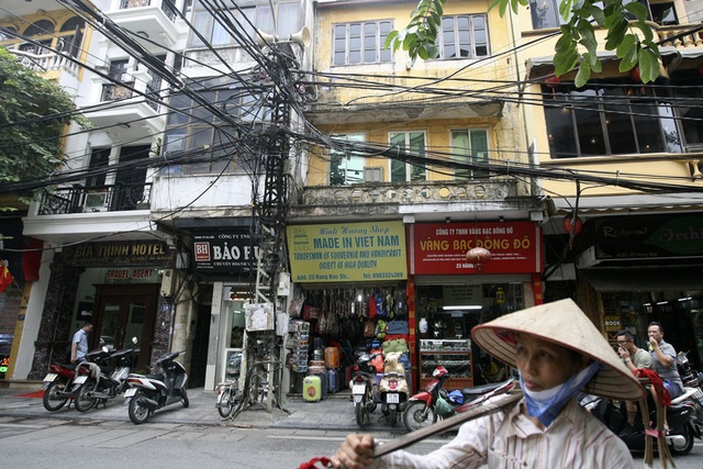 Hoài niệm Hà Nội xưa cũ qua những cột điện sắt trăm tuổi - 10
Một chiếc cột điện khác trên phố Hàng Bạc. Hiện dãy phố này vẫn còn 2 chiếc.