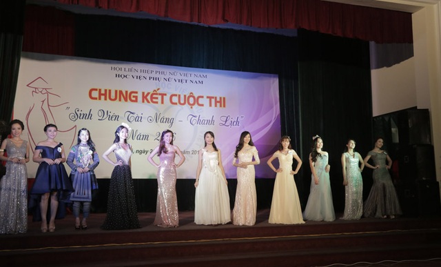 Hoa khôi đầu tiên của Học viện Phụ nữ Việt Nam - 1
Toàn cảnh 12 thí sinh tham gia đêm thi chung kết Sinh viên Tài năng – Thanh lịch của Học viện Phụ nữ Việt Nam