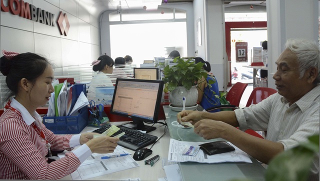 Thanh toán tiền điện qua ngân hàng tạo nhiều thuận lợi cho khách hàng - Ảnh: Hạ An