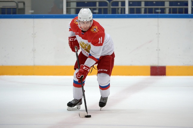 Tổng thống Putin làm gì trong kỳ nghỉ lễ năm mới? - 1
Ông Putin thích chơi môn khúc côn cầu (hockey) (Ảnh: Sputnik)