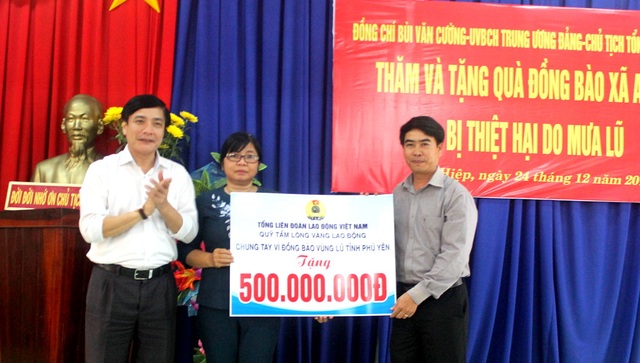 Tổng LĐLĐ VN: Hỗ trợ 500 triệu đồng giúp tỉnh Phú Yên khắc phục lũ lụt - 1
Chủ tịch Tổng LĐLĐ VN trao hỗ trợ tới nhân dân vùng lũ Phú Yên.