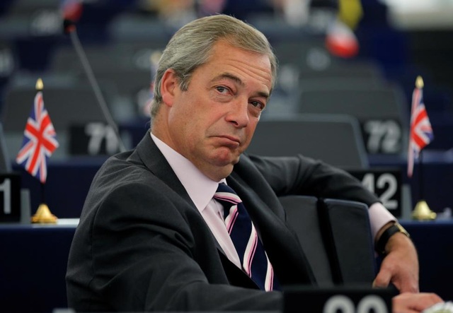Những nhân vật gây chú ý nhất thế giới năm 2016 - 7
Trong ảnh là ông Nigel Farage, chủ tịch đảng Độc lập Anh (UKIP) và cũng là người đi đầu trong phong trào ủng hộ Anh rời Liên minh châu Âu, hay còn gọi là Brexit. Cuộc trưng cầu dân ý Brexit với đa số người Anh ủng hộ rút khỏi EU có nguy cơ tạo ra một tiền lệ chưa từng có, đẩy EU đến bờ vực tan vỡ.
