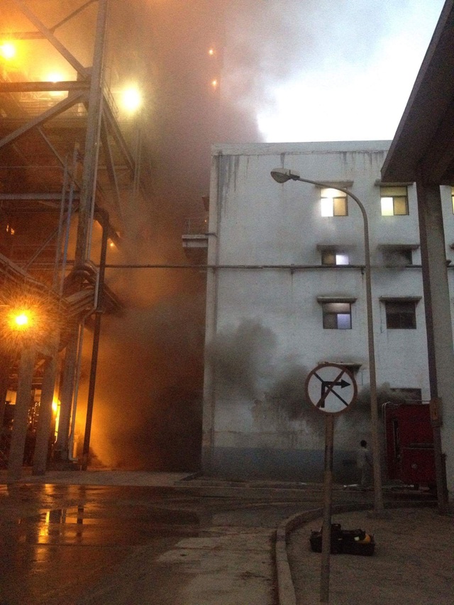 Cháy lớn tại Nhà máy Nhiệt điện Cẩm Phả - 1
Ngọn lửa thiêu rụi nhà kho chứa ắc quy (ảnh bạn đọc cung cấp)