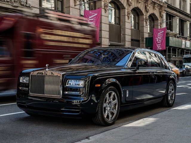 Những tuỳ chọn đắt hơn một chiếc xe mới - 9
6. Rolls-Royce Phantom có một tuỳ chọn giá 7.344 bảng Anh (9.150 USD), tương đương một chiếc SEAT Mii 2014 đã qua sử dụng (chạy khoảng 8.000 km)
