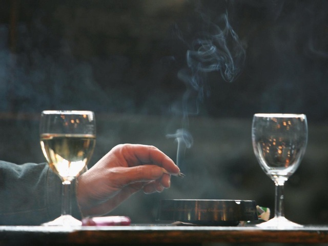 Bạn có biết rằng uống rượu vang sẽ làm giảm tác động của khói thuốc lá lên cơ thể bạn? Bên cạnh đó, hương thơm của rượu vang còn giúp bạn tạo ra một không gian thư giãn, giảm stress và lo lắng trong cuộc sống. Hãy cùng đọc bài viết \