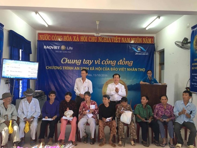 Tặng quà và khám bệnh miễn phí cho 600 người nghèo tại tỉnh Phú Yên - 2
30 học sinh hiếu học có hoàn cảnh khó khăn được tặng xe đạp, 80 gia đình chính sách có hoàn cảnh đặc biệt khó khăn và có công với Cách mạng đã được trao quà tặng trong chương trình “Chung tay vì cộng đồng 2016”.