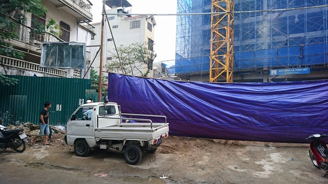 Hà Nội: Sập giàn giáo chung cư, 2 người chết, 4 người bị thương - 2
Hiện trường đã được phong tỏa để phục vụ công tác điều tra.