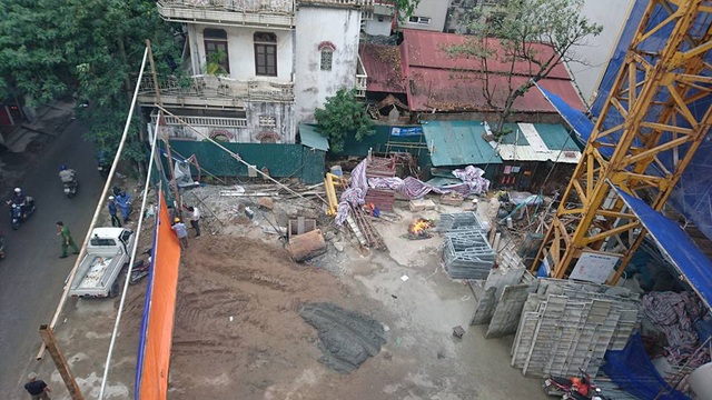 Hà Nội: Sập giàn giáo chung cư, 2 người chết, 4 người bị thương - 1
Công trình xây dựng nơi xảy ra vụ sập giàn giáo.