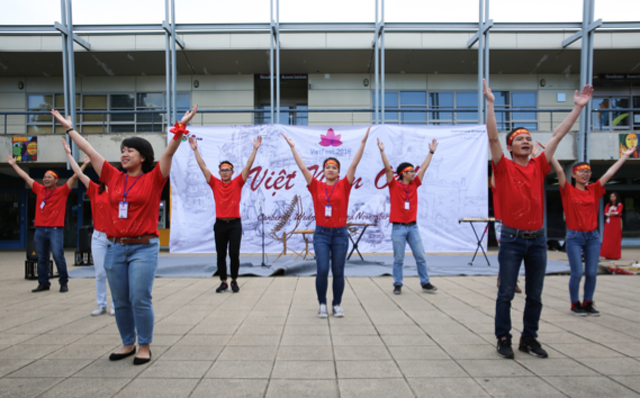 Ấn tượng VietFEST 2016 của sinh viên Việt tại Canberra, Australia - 4
Flashmob “Việt Nam ơi!” năng động, trẻ trung, khoẻ khoắn của BCH ACT-VYSA trong màu áo đỏ với hình bản đồ Tổ quốc Việt Nam thân yêu dưới sự reo hò nồng nhiệt từ khán giả. Ảnh: Hoàng Trường