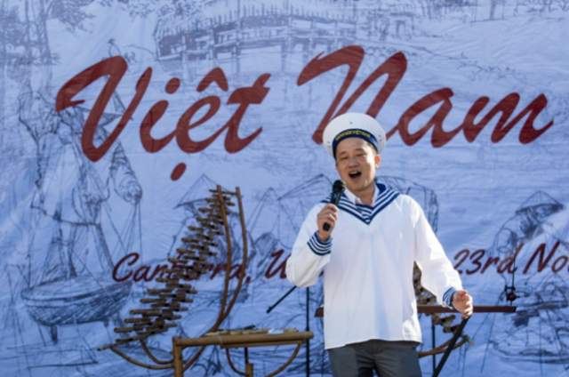 Ấn tượng VietFEST 2016 của sinh viên Việt tại Canberra, Australia - 6
Thế Cường xuất sắc giành giải Nhì VietCOMPET 2016 với nhạc phẩm sâu lắng về tình yêu biển đảo, quê hương đất nước “Nơi đảo xa”. Ảnh: Hoàng Trường.