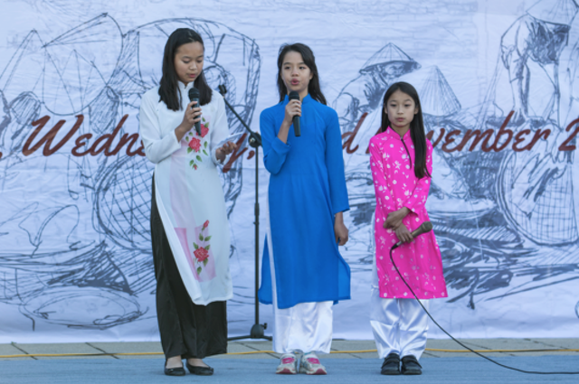 Ấn tượng VietFEST 2016 của sinh viên Việt tại Canberra, Australia - 10
Giải Cống hiến VietCOMPET 2016 được trao cho phần biểu diễn “Bèo dạt mây trôi” của các học sinh người Việt tại Canberra. Ảnh: Hoàng Trường