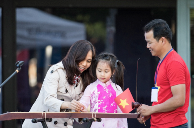 Ấn tượng VietFEST 2016 của sinh viên Việt tại Canberra, Australia - 11
Nghệ sĩ Thu Hiền hướng dẫn cách chơi nhạc cụ đàn bầu