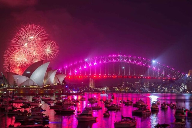 Thế giới mở "đại tiệc" pháo hoa mừng năm mới 2017 - 29
Bến cảng Sydney rực sáng trong đêm cuối cùng của năm 2016 (Ảnh: ABC)