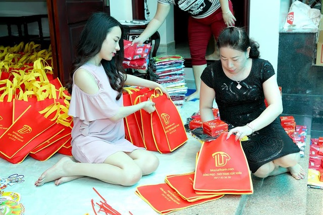 Á khôi Lê Ngọc Thanh giản dị trao quà trung thu cho thiếu nhi nghèo - 1 Á khôi Lê Ngọc Thanh giản dị trao quà trung thu cho thiếu nhi nghèo - 1