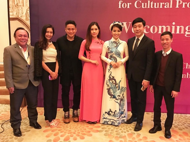 Minh Tiệp sánh vai hoa hậu Lào dự hội thảo phim Châu Á - 1
Vợ chồng Minh Tiệp và diễn viên Mai Thu Huyền dự hội thảo phim Châu Á