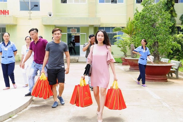 Á khôi Lê Ngọc Thanh giản dị trao quà trung thu cho thiếu nhi nghèo - 2 Á khôi Lê Ngọc Thanh giản dị trao quà trung thu cho thiếu nhi nghèo - 2
