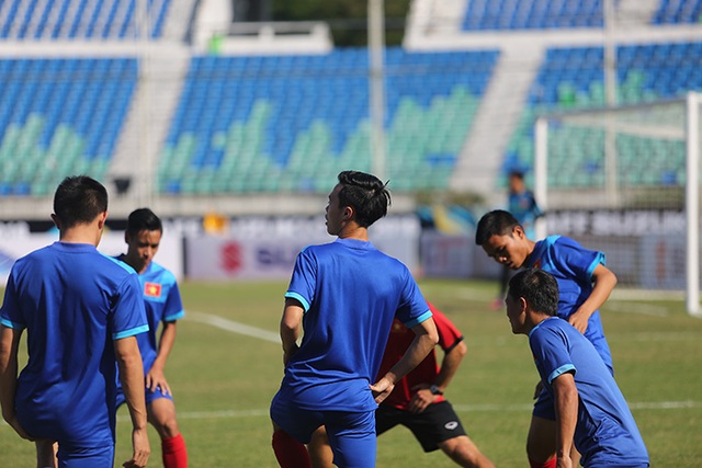 Việt Nam 1-0 Malaysia: Trọng Hoàng tỏa sáng - 7
Trung vệ Quế Ngọc Hải bị đau khi khởi động