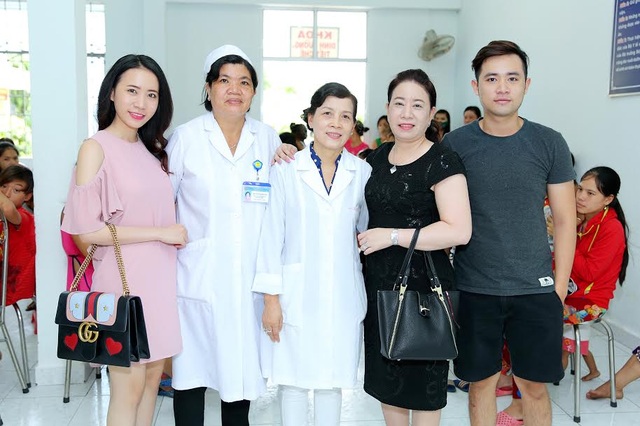 Á khôi Lê Ngọc Thanh giản dị trao quà trung thu cho thiếu nhi nghèo - 3 Á khôi Lê Ngọc Thanh giản dị trao quà trung thu cho thiếu nhi nghèo - 3